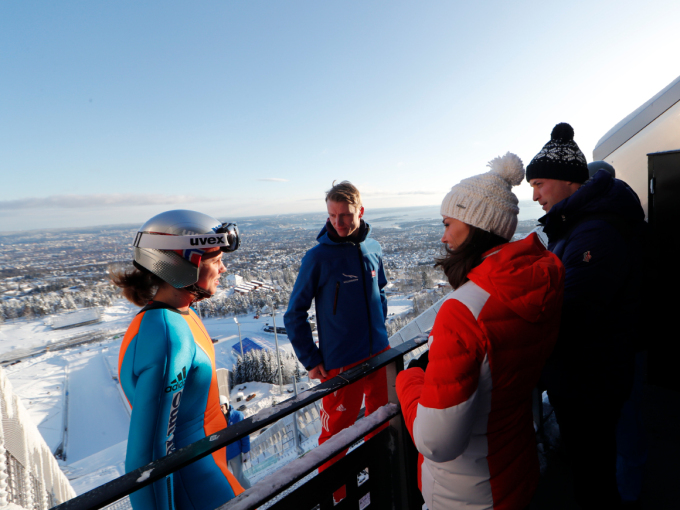 Tidligere verdensmester Rune Velta og skihopper Anniken Mork fortalte gjestene om hva som skal til for å hoppe godt på ski. Foto: Cornelius Poppe / NTB scanpix